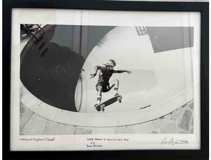 Framed signed photograph by Eric "Tuma" Britton, "Lords of Dogtown" 2005 - Photo 1